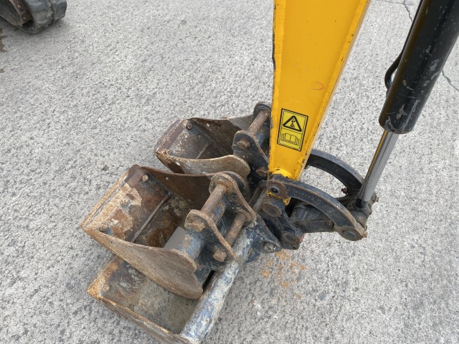 JCB 18-Z1 mini Digger with adjustable track width c/w 3 buckets back fill  blade and pipe work