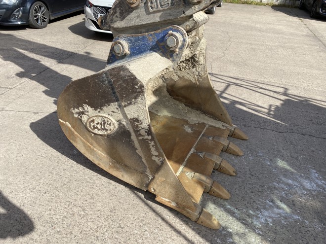 JCB JS 130 LC +  C/W quick hitch and bucket