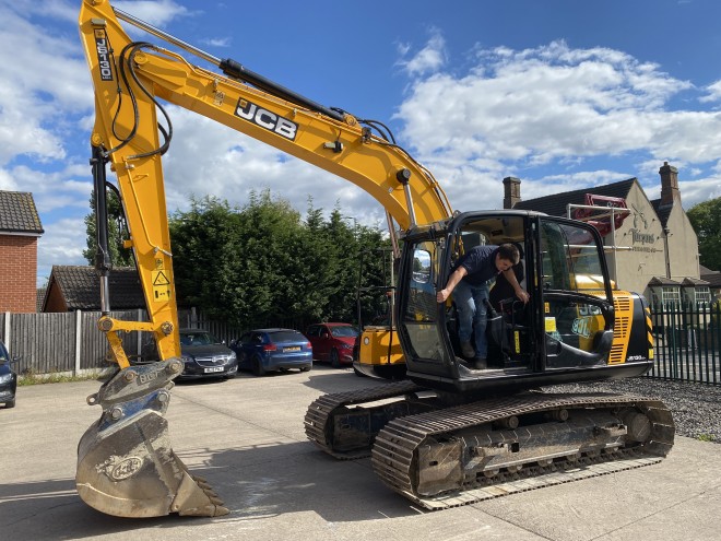 JCB JS 130 LC +  C/W quick hitch and bucket