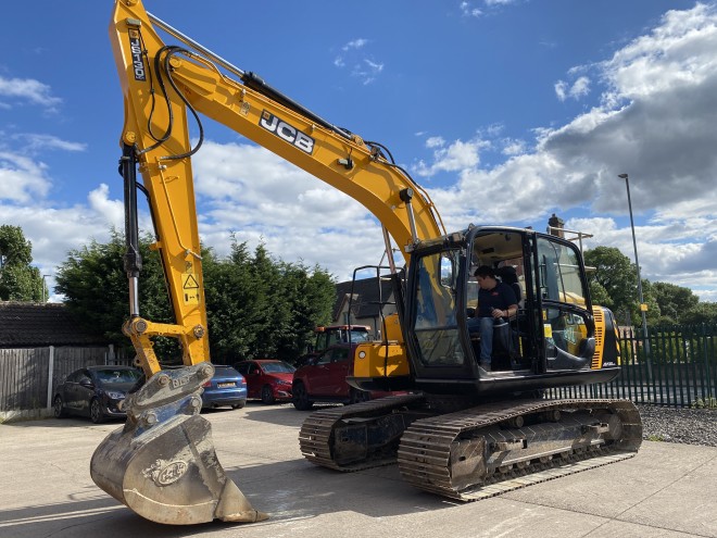 JCB JS 130 LC +  C/W quick hitch and bucket