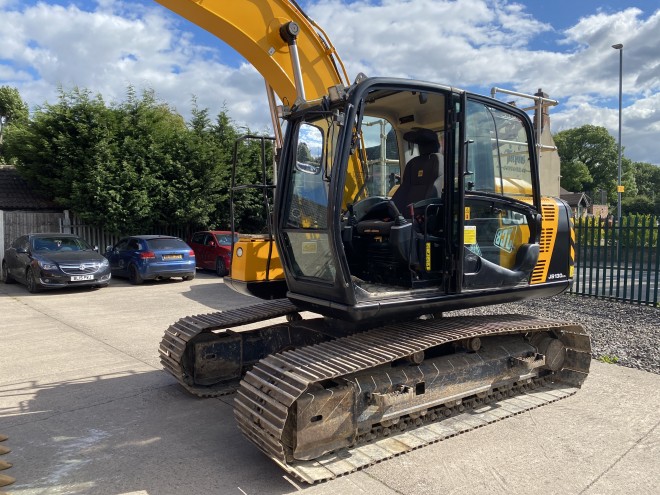 JCB JS 130 LC +  C/W quick hitch and bucket