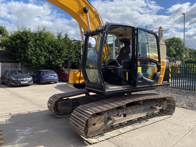 JCB JS 130 LC +  C/W quick hitch and buckets