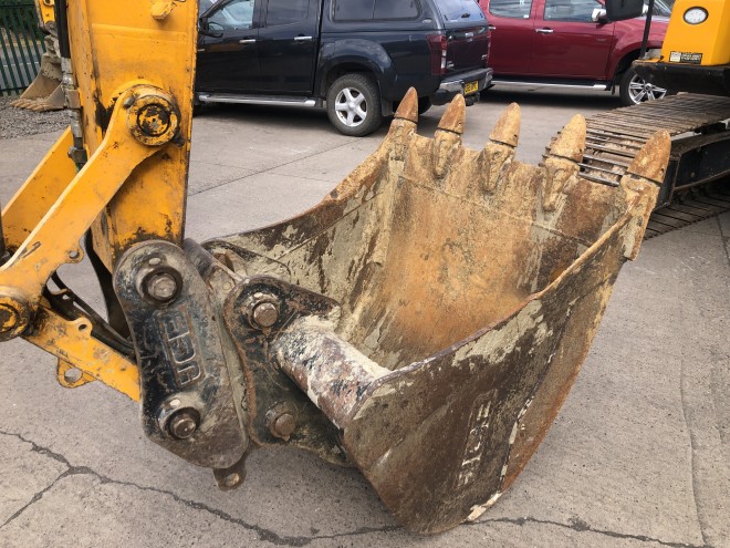 JCB JS130 C/W Quickhitch & 2 Buckets