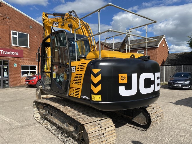 JCB JS 130 LC +  C/W quick hitch and buckets