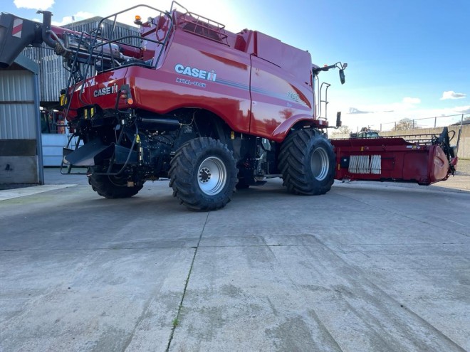 Case IH Axial Flow 7150 c/w 25'' Vario header and trailer