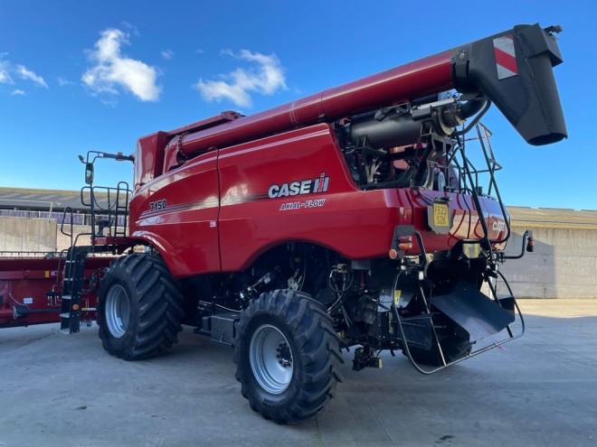 Case IH Axial Flow 7150 c/w 25'' Vario header and trailer