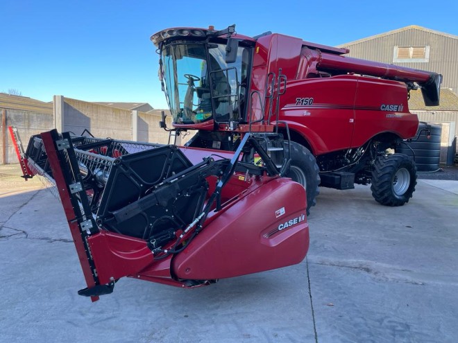 Case IH Axial Flow 7150 c/w 25'' Vario header and trailer