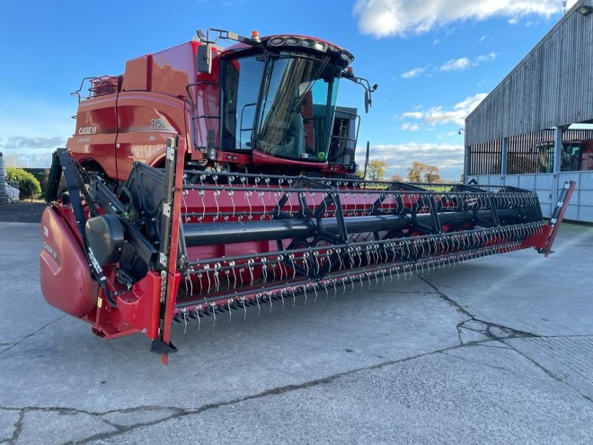 Case IH Axial Flow 7150 c/w 25'' Vario header and trailer