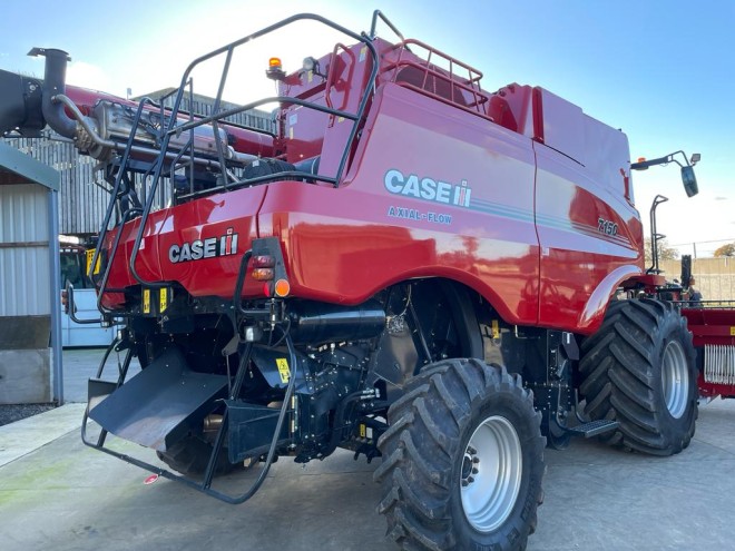 Case IH Axial Flow 7150 c/w 25'' Vario header and trailer