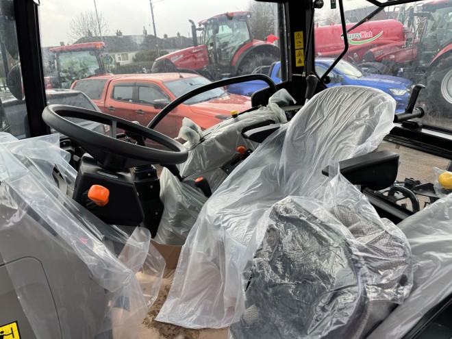 Case IH Farmall 100A PowerShuttle