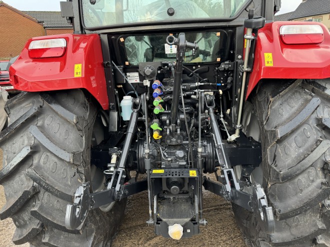 Case IH Farmall 100A PowerShuttle