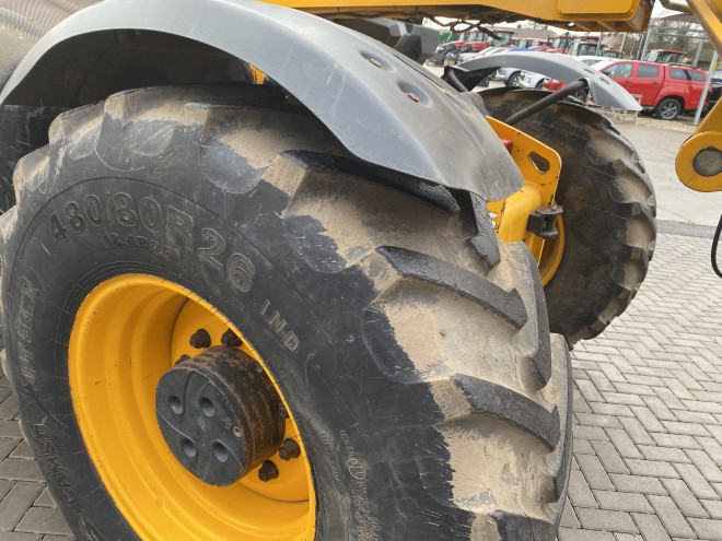 JCB 550-80 Agri Plus C/W Q fit headstock Pallet tines