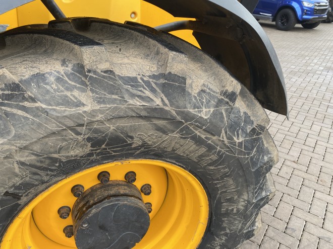 JCB 550-80 Agri Plus C/W Q fit headstock Pallet tines