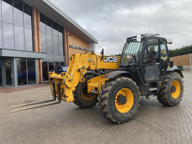 JCB 550-80 Agri Plus C/W Q fit headstock Pallet tines