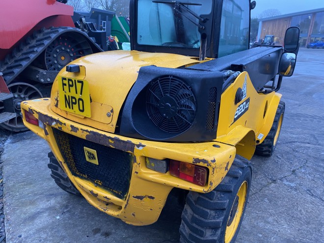 JCB 520-40 Telescopic Handler with pallet forks