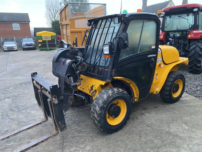 JCB 520-40 Telescopic Handler with pallet forks