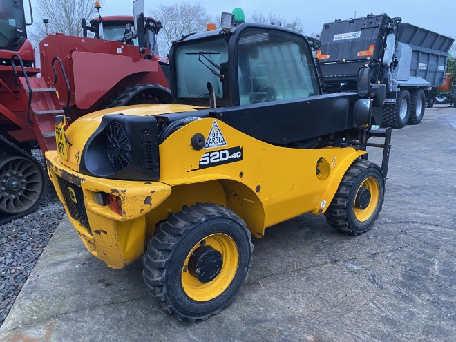 JCB 520-40 Telescopic Handler with pallet forks