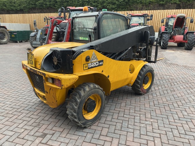 JCB 520-40 Telehandler with pallet tines