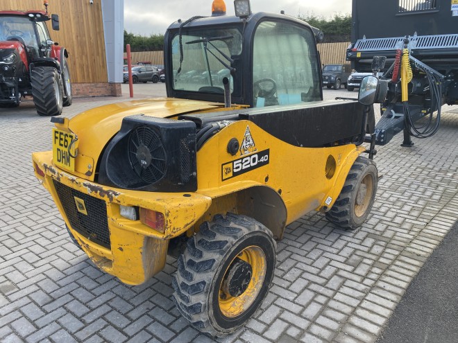 JCB 520-40 Telehandler with pallet tines