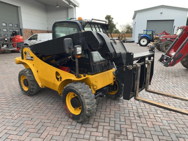 JCB 520-40 Telehandler with pallet tines