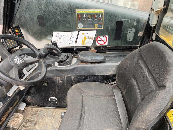 JCB 520-40 Telehandler with pallet tines