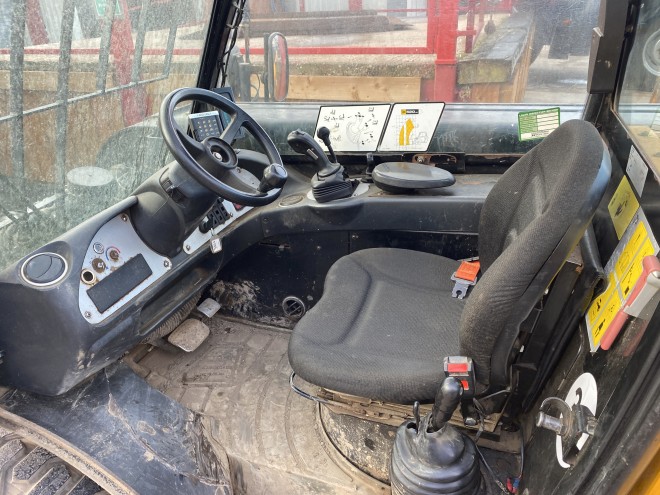 JCB 520-40 Telehandler with pallet tines