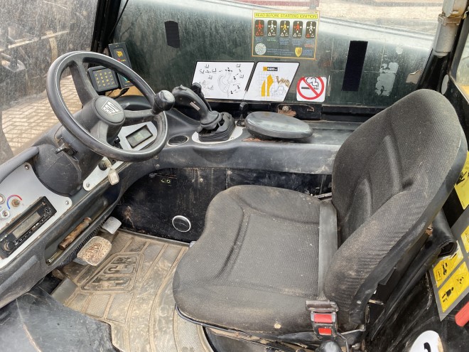 JCB 520-40 Telehandler with pallet tines
