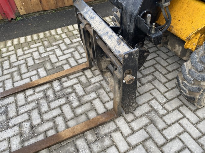 JCB 520-40 Telehandler with pallet tines