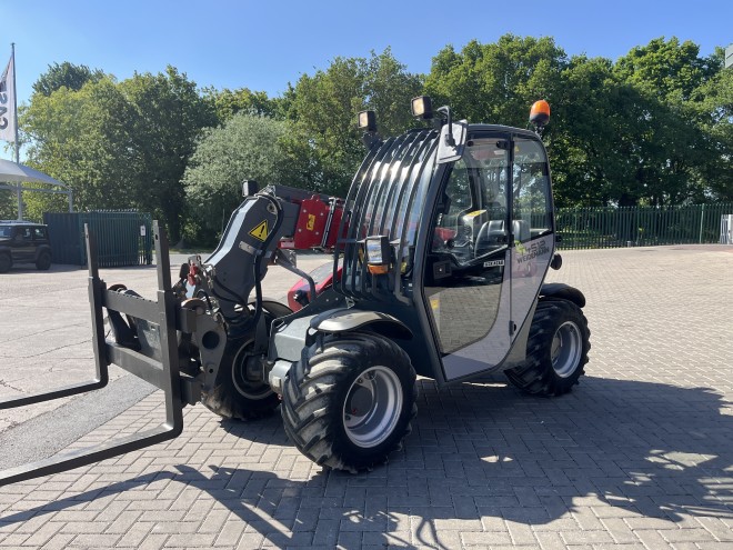 Weidemann 4512 T Euro headstock c/w pallet tines