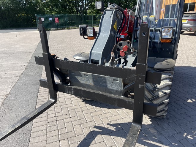 Weidemann 4512 T Euro headstock c/w pallet tines