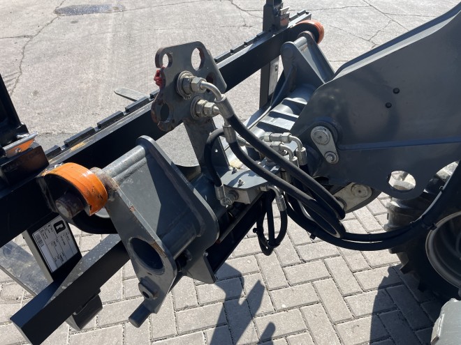 Weidemann 4512 T Euro headstock c/w pallet tines