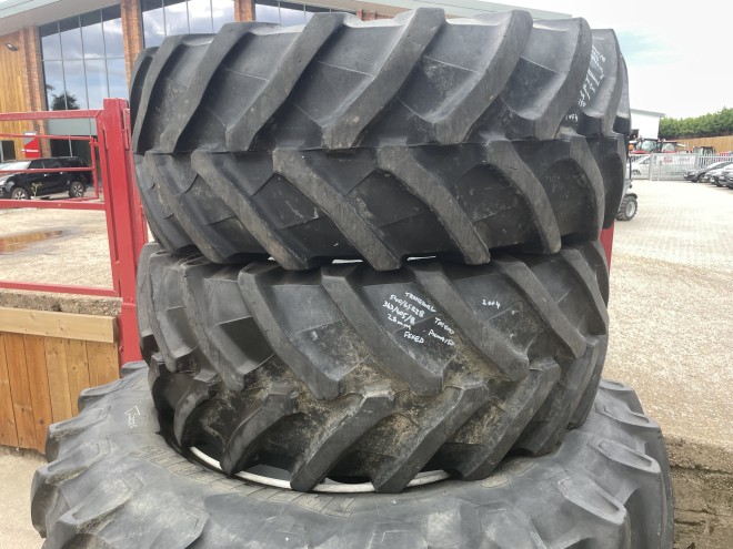 Set Wheels and Tyres for Puma 150 650/65R38 / 540/65R28