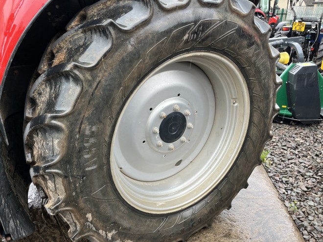 Case IH Luxxum 120 with LZR100 Loader euro headstock