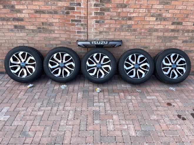 Set Isuzu wheels and tyres 19 inch Diamond Turned Alloys fitted with 255/55R19 Pirelli Scorpion tyres 5 off