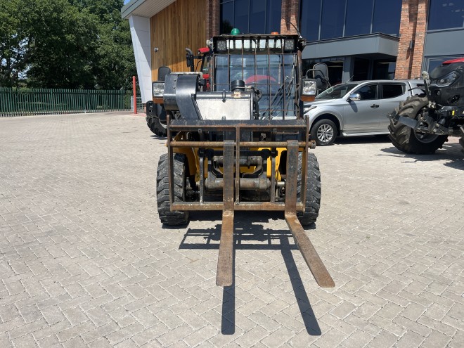 JCB 520-40 Telescopic Handler with pallet forks