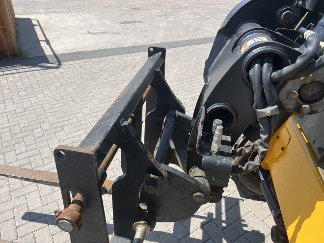 JCB 520-40 Telescopic Handler with pallet forks