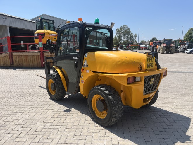 JCB 520-40 Telescopic Handler with pallet forks