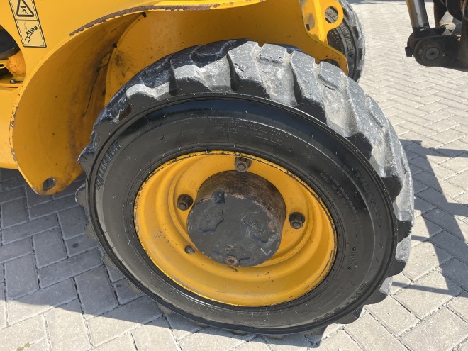 JCB 520-40 Telescopic Handler with pallet forks