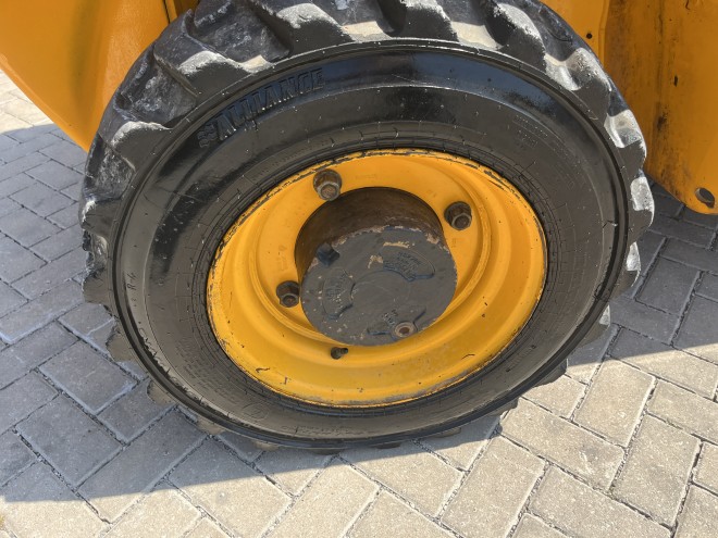 JCB 520-40 Telescopic Handler with pallet forks