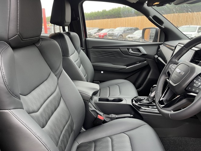 Isuzu D-Max V-Cross Auto Spinel Red