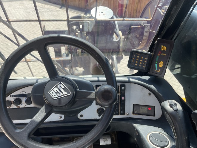 JCB 520-40 Telescopic Handler with pallet forks