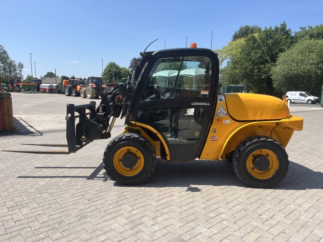 JCB 520-40 Telescopic Handler with pallet forks