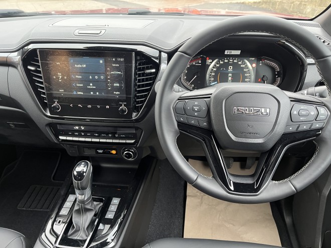 Isuzu D-Max V-Cross Auto Spinel Red