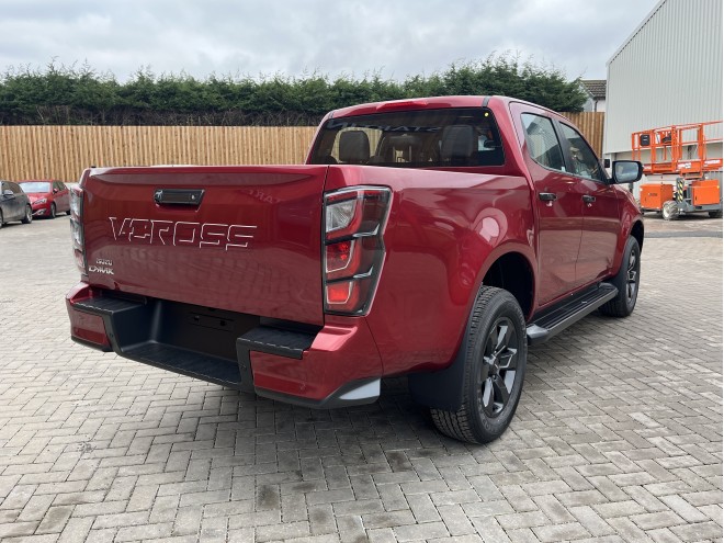 Isuzu D-Max V-Cross Auto Spinel Red