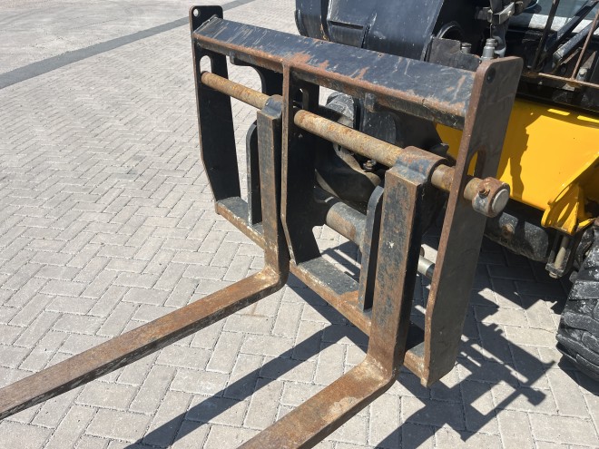 JCB 520-40 Telescopic Handler with pallet forks