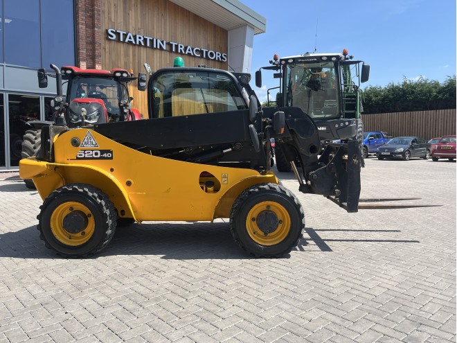 JCB 520-40 Telescopic Handler with pallet forks