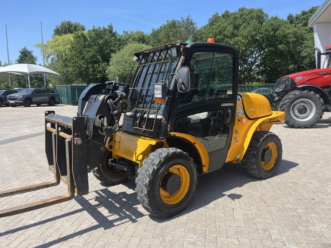 JCB 520-40 Telescopic Handler with pallet forks
