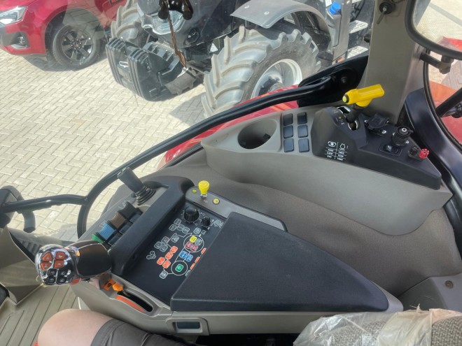 Case IH Maxxum 145 Active Drive 8 C/W front linkage 50 KPH