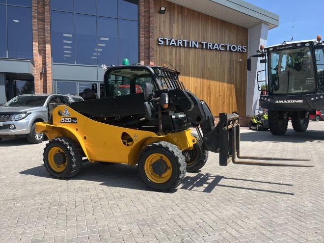 JCB 520-40 Telescopic Handler with pallet forks