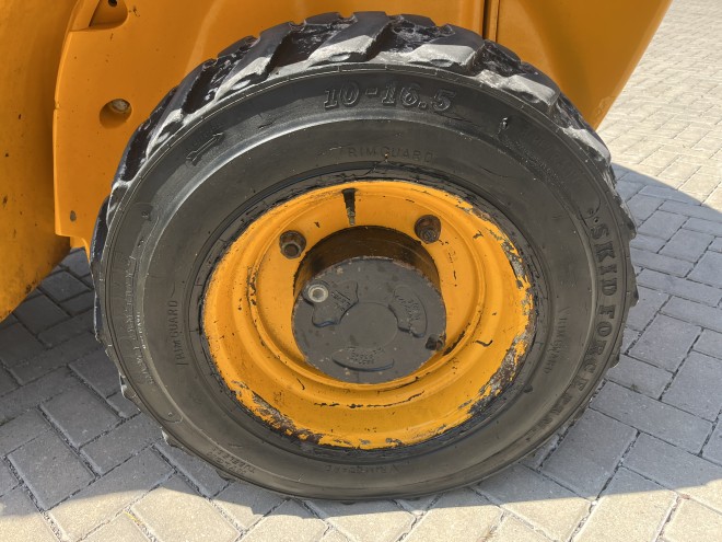 JCB 520-40 Telescopic Handler with pallet forks